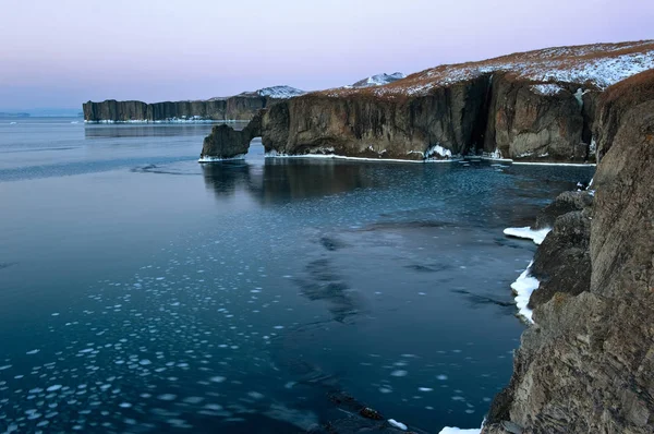 La costa rocciosa del freddo mattino d'inverno . — Foto Stock