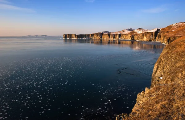 冬の寒い朝の岩の海岸. — ストック写真