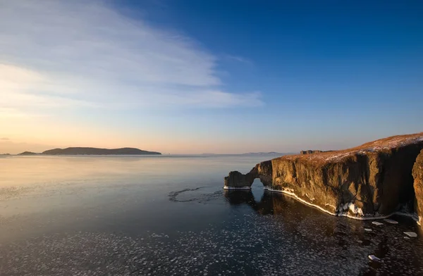 De rotsachtige kust van de koude winterochtend. — Stockfoto