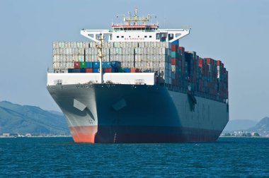 Nakhodka, Primorsky bölge / Rusya-06 Temmuz 2016: konteyner gemisi Cosco servet ayakta çapa, yollarda.