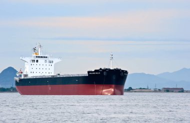 Nakhodka, Primorsky bölge / Rusya - 30 Haziran 2015: toplu taşıyıcı Lowlands Nello adlı bağlantılı yollar.