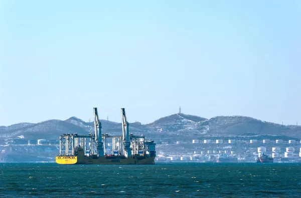 Nakhodka, región de Primorsky / Rusia - 28 de enero de 2017: El buque para el transporte de grandes cargas Happy Star de pie en las carreteras en el ancla . — Foto de Stock