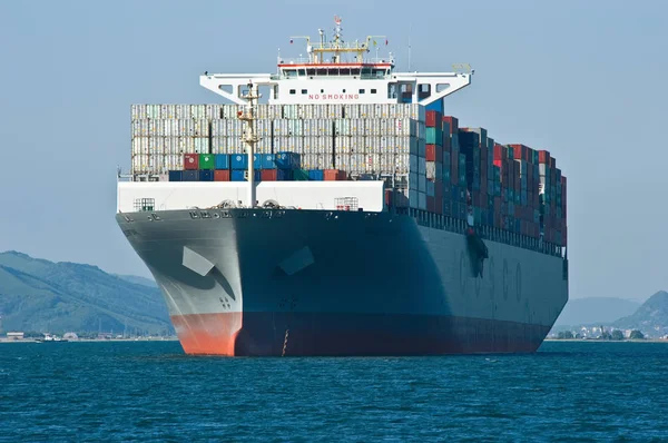 Nakhodka, región de Primorsky / Rusia - 06 de julio de 2016: Container ship COSCO Fortune standing on the roads at anchor . — Foto de Stock