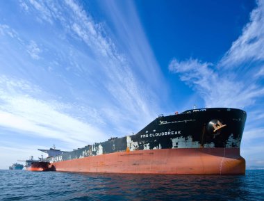 Nakhodka, Primorsky bölge / Rusya - 17 Eylül 2015: Bunkering tanker Gazpromneft Zuid Doğu toplu taşıyıcı Fmg Cloudbreak.