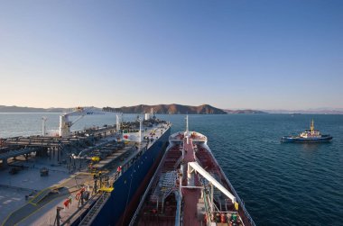 Nakhodka, Primorsky bölge / Rusya - 06 Kasım 2016: Tanker Zaliv'e Nakhodka bir bunkering tanker Zaliv'e Aniva.