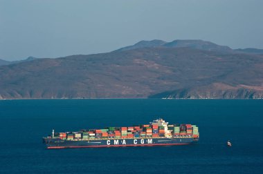 Nakhodka, Primorsky bölge / Rusya-18 Şubat 2017: konteyner gemisi Cma Cgm Figaro ayakta çapa, yollarda.