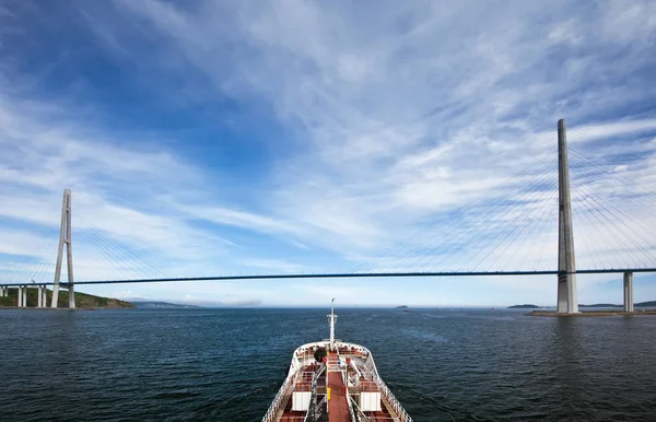 Vladivostok, región de Primorsky / Rusia - 19 de julio de 2016: El petrolero Zaliv Vostok avanza hacia el Estrecho del Bósforo Oriental . — Foto de Stock