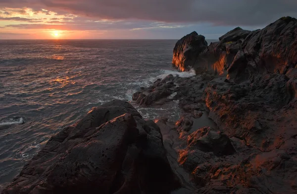 Havets kust efter stormen i solnedgången. — Stockfoto