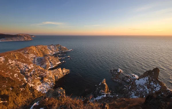 寒冷的冬天早晨岩石海岸. — 图库照片