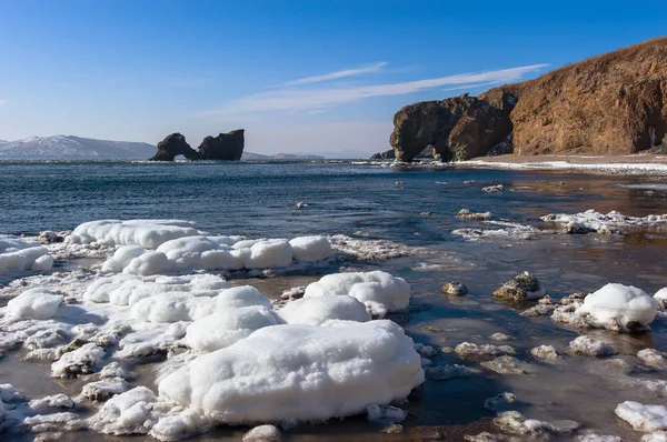 Mar costa em um dia ensolarado de inverno brilhante . — Fotografia de Stock