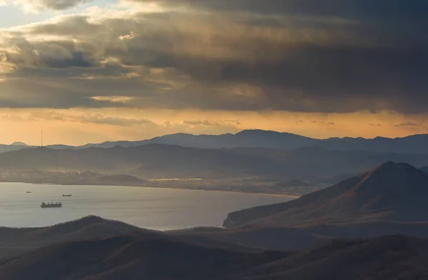 Baie de Nakhodka au début du printemps au coucher du soleil . — Photo