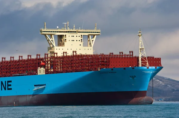 La proa de un enorme buque portacontenedores Madrid Maersk . — Foto de Stock