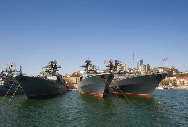 Militärschiffe am Pier. — Stockfoto