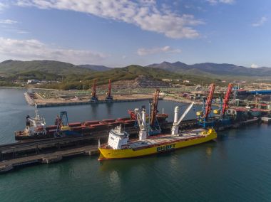 Toplu taşıyıcı Gns Hore ve gemi mutlu gökyüzü büyük yüklerin taşınması için.