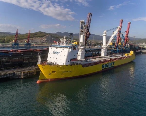 Het vaartuig voor het vervoer van grote lading Happy hemel. — Stockfoto