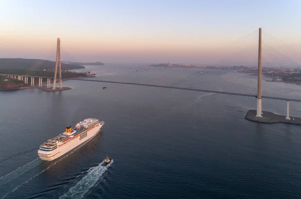 O navio de cruzeiro Costa NeoRomântica está se movendo para o porto Vladivostok . — Fotografia de Stock