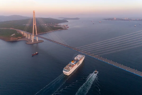 Het cruiseschip Costa Neoromantica is verhuizen naar de haven van Vladivostok. — Stockfoto