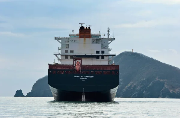 Containerschiff tsingtao express. — Stockfoto