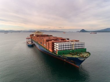 Gemi tanker Zaliv'e Nakhodka ve konteyner Hyundai Mercury.