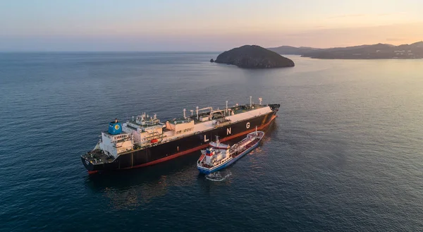 Tanker Zaliv Nakhodka and LNG-tanker Ob River. — Stock Photo, Image