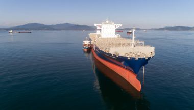 Cma Cgm J. Adams tanker Ostrov Russkiy ve konteyner gemi.