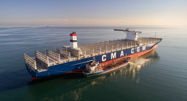 Cma Cgm J. Adams tanker Ostrov Russkiy ve konteyner gemi.