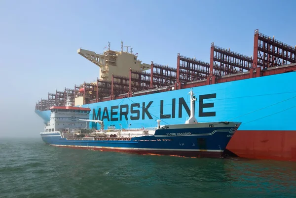 Tanque Zaliv Nakhodka e navio porta-contentores Maersk Hong Kong . Fotografias De Stock Royalty-Free