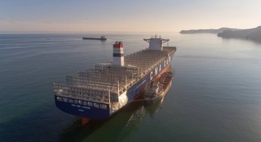 Cma Cgm J. Adams tanker Ostrov Russkiy ve konteyner gemi.