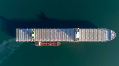Büyük bir boş konteyner gemisi ve yan yana duran bir tanker Üstten Görünüm.