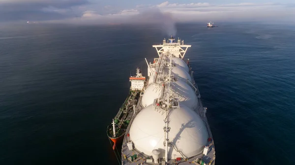 Vue de dessus d'un grand méthanier et d'un pétrolier côte à côte . — Photo