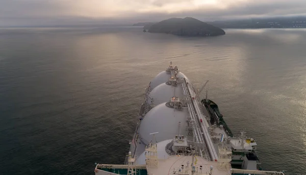 Bovenaanzicht van een groot Lng-tanker en een tanker die naast elkaar staan. — Stockfoto