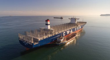 Cma Cgm J. Adams tanker Ostrov Russkiy ve konteyner gemi.