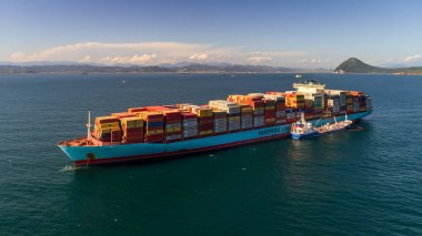 Nakhodka. Rusya - 22 Ağustos: Bunkering tanker Zaliv'e Vostok bir büyük konteyner gemisi Gerner Maersk.