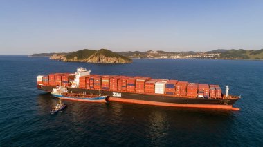 Nakhodka. Rusya - 30 Ağustos: Bunkering tanker Ostrov Russkiy bir büyük konteyner gemisi Zim San Diego.