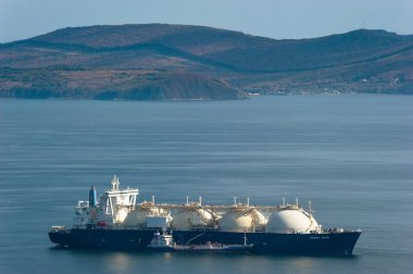 Tanker Zaliv'e Vostok ve Lng-tanker Grand Aniva.