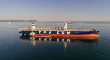 Cma Cgm J. Adams tanker Ostrov Russkiy ve konteyner gemi.
