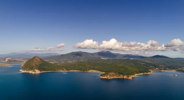 Panorama da costa do mar em um dia ensolarado de verão . — Fotografia de Stock