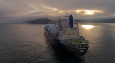 Nakhodka, Rusya - 28 Temmuz 2017: Lng-tanker enerji ilerleme sırasında yoldaki çapa.