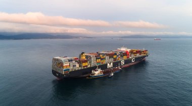Nakhodka. Rusya - Eylül 05: Bunkering tanker Ostrov Russkiy bir büyük konteyner gemisi Msc Beryl.