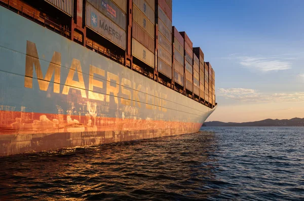 Nakhodka. Rusya - 22 Ağustos: konteyner gemisi Gerner Maersk sanset yollarda demir.