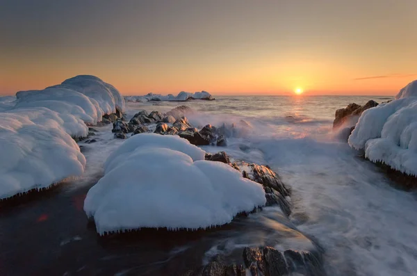 A costa do frio mar de inverno ao pôr-do-sol . — Fotografia de Stock
