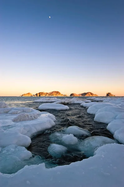 Inseln im Winter, kaltes Meer bei Sonnenuntergang. — Stockfoto