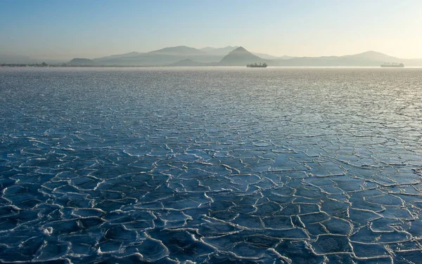 Mönster på isen på frusna havet. — Stockfoto
