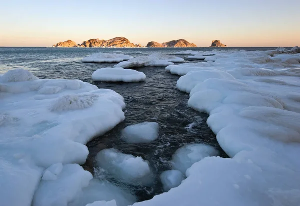 Isole in inverno, mare freddo al tramonto . — Foto Stock