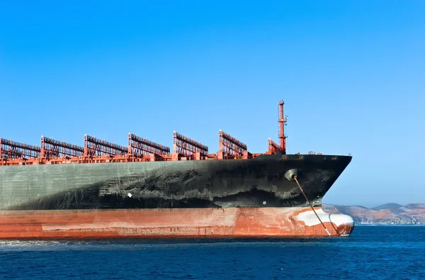 De boeg van een groot containerschip op bij verankerd in de wegen. — Stockfoto