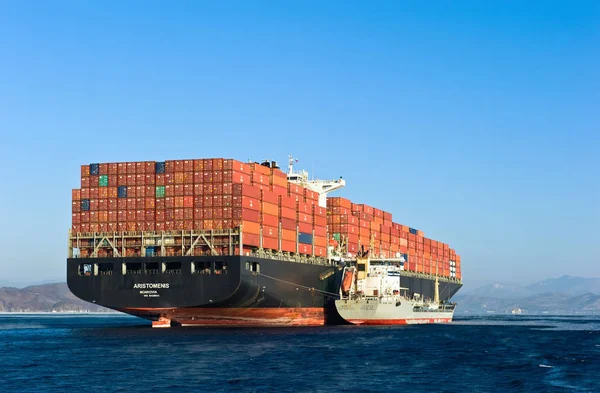 Tanker Taurus en containerschip Aristomenis. — Stockfoto