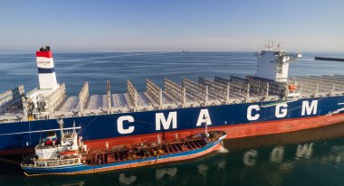 Cma Cgm J. Adams tanker Ostrov Russkiy ve konteyner gemi.