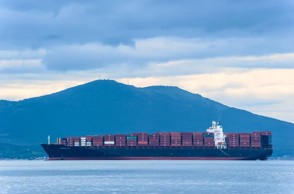 Containerfartyg Hamburg Bay. — Stockfoto