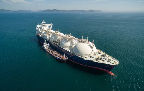 A small tanker on the roadstead bunkers a large LNG tanker. — Stock Photo, Image