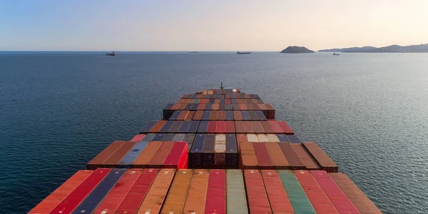Vista superior de un buque contenedor cargado en una tarde soleada . — Foto de Stock
